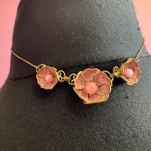 Vintage Tsjechische ketting met roze emaille bloemen, koud geverfd messing, Art Deco sieraden uit de jaren 1930