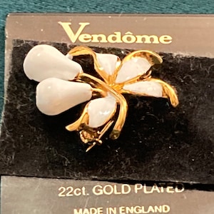 Piccola spilla a forma di pera bianca VENDOME placcata in oro 22k su cartoncino originale