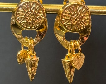 Boucles d&#39;oreilles clip pendantes années 90 style étrusque dorées à breloques pendantes années 90 Véritable vintage