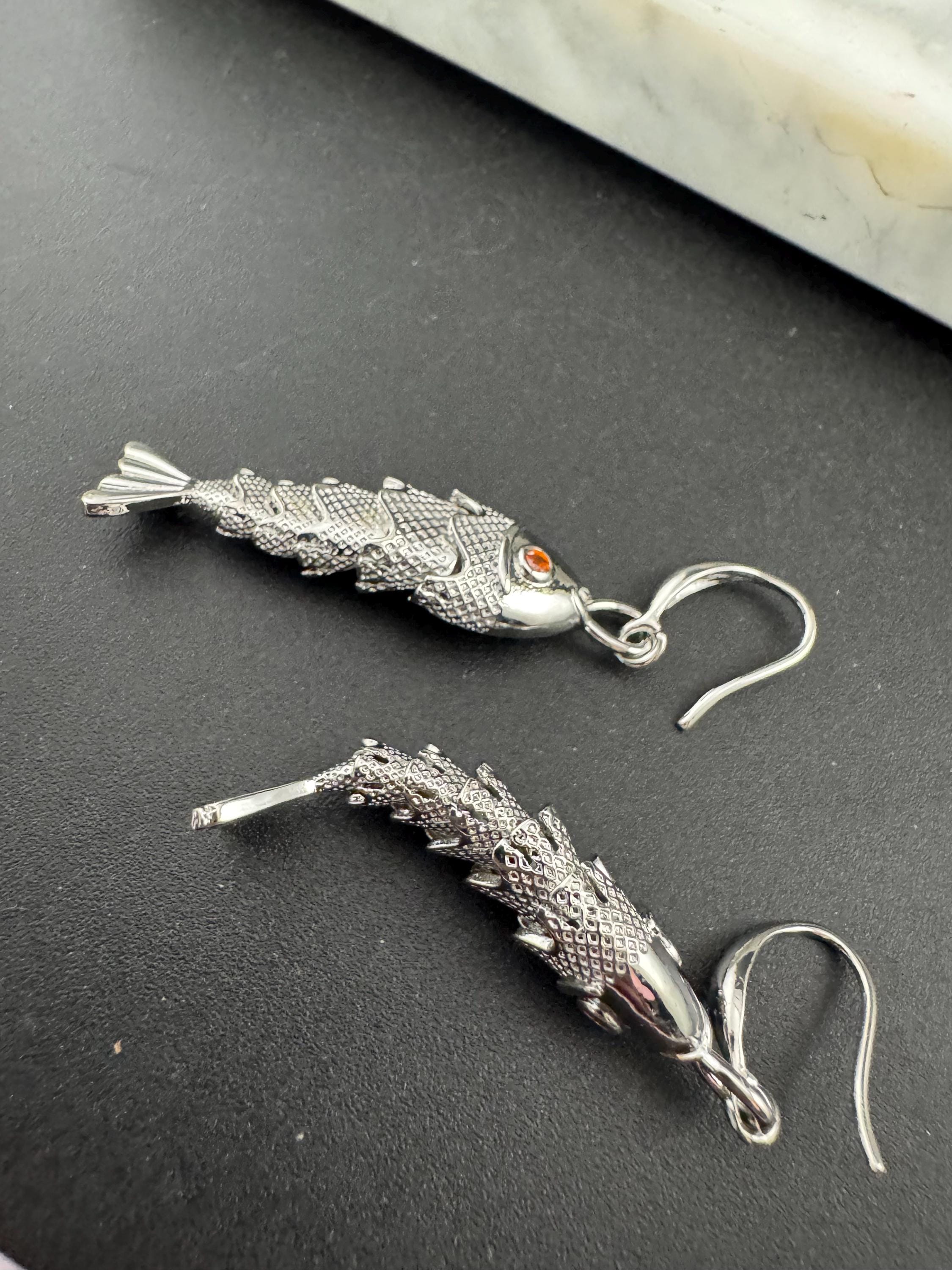 関節式魚型ドロップピアス - ゴールドメッキの航海モチーフチャーム