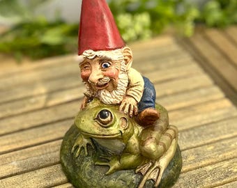 Figura de resina fundida de gnomo de jardín sobre rana para estantería interior o decoración de jardín exterior.