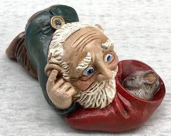 Figura de gnomo con ratón bebé, pintada a mano, colorida decoración de estante para la temporada navideña.
