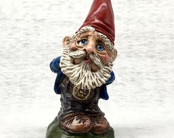 Figura de gnomo de jardín tímido, colorida estatuilla pintada a mano para exhibir en estanterías o macetas.