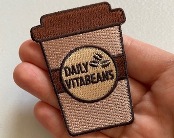 Kaffee Wortspiel gesticktes Bügelbild:Daily Vitabeans Badge