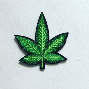 Écusson thermocollant feuille de cannabis vert, écusson feuille de chanvre, insigne verdure, insigne feuille nature chanvre, broderie DIY, appliqué brodé