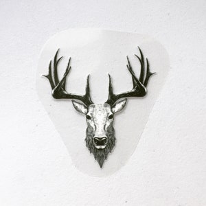 Puede incluir: Una ilustración en blanco y negro de una cabeza de ciervo con grandes cuernos. La imagen está sobre un fondo transparente.