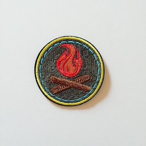Parche termoadhesivo para fogata: Insignia de camping con llama de fuego bordada