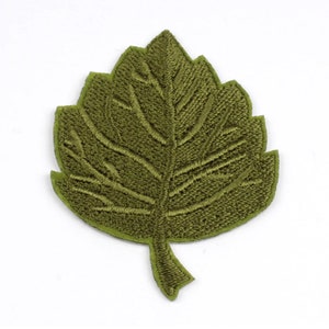 Pode incluir: Um remendo de folha bordado verde. A folha é detalhada com veias e uma ponta pontiaguda.