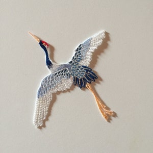 Écusson thermocollant grue, écusson oiseau japonais, insigne grue bleue, broderie DIY, appliqué brodé grue, écusson motif japon, cadeau pour amoureux des oiseaux left facing