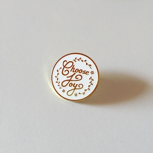 Broche de metal com caligrafia "Escolha Alegria", distintivo de felicidade, broche de esmalte duro para positividade, broche com letras com detalhes dourados, broche de lapela "Boas Vibrações", presente fofo