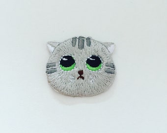 Kawaii opstrijkpatch grijze kat: chibi geborduurde appliqué