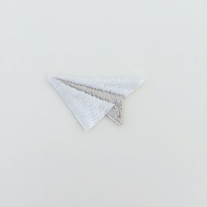 Peut inclure: Patch brodé en forme d'avion en papier blanc.