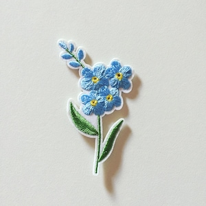 Toppa termoadesiva Nontiscordardime, distintivo Myosotis blu, distintivo floreale romantico, toppa shabby chic, applicazione ricamata, regalo per gli amanti dei fiori