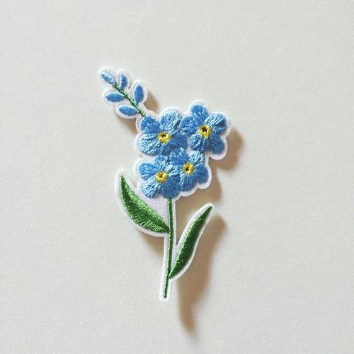 Écusson thermocollant « Myosotis » : appliqué floral brodé bleu