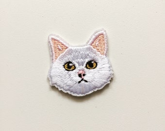 Tiny White Cat Iron-On Patch, White Kitty Badge, Animal Decorative Patch, DIY Embroidery, Embroidered Applique, Cat Applique Motif, Cat Gift