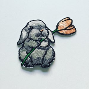Toppa termoadesiva coniglio grigio e tulipano, distintivo fiore coniglietto, toppa decorativa animale coniglio, ricamo fai da te, applique ricamata, regalo coniglietto
