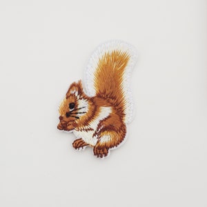 Eichhörnchen Aufnäher, Waldtier Abzeichen, Dekoratives Patch, DIY Stickerei, Gestickte Applikation, Applikation Motiv, Eichhörnchen Liebhaber Geschenk
