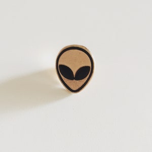 Alien Head Pin Badge, Alien Hard Metal Pin, Extraterrestrial Lapel Pin, Alien Button Pin, Extraterrestrial Badge, Pop Culture Alien Gift