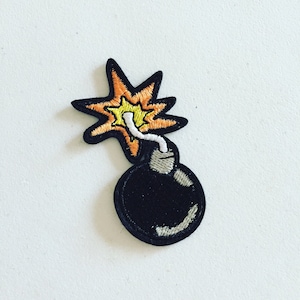 Bom opstrijkbare patch, cartoon bom badge, cartoon stoffen motief, decoratieve patch, DIY borduurwerk, geborduurde stoffen, jaren 90 popcultuur cadeau