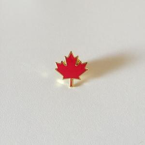 Ahornblatt Emaille Pin, Kanada rotes Blatt Metall Abzeichen, Greenery Button, Natur Pinback Pin, Popkultur Geschenk, Natur-Liebhaber-Geschenk