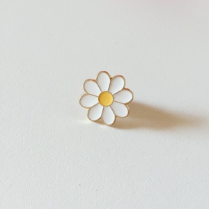 Daisy Enamel Pin: Boho Floral Lapel Pin (20mm)