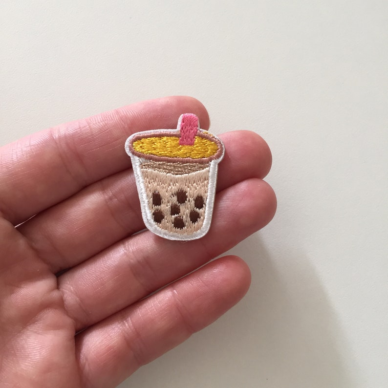 Écusson adhésif bubble tea, insigne perlé de thé au lait, écusson boisson au lait Boba taïwanais, applique brodée, insigne thé kawaii, écusson thé tapioca image 2