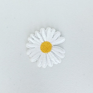 Daisy Iron-On Patch, White Floral Badge, Flowery Hippie Patch, DIY Embroidery, Embroidered Applique, Boho Decorative Patch, Flower Gift