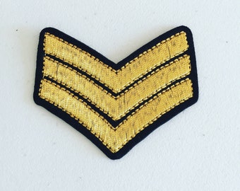 Parche termoadhesivo Chevron dorado: aplique de insignia militar bordada