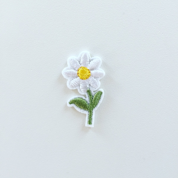 Dainty Daisy Iron-On Patch, Tiny White Floral Badge, Flowery Hippie Patch, DIY Embroidery, Embroidered Applique, Boho Floral Patch