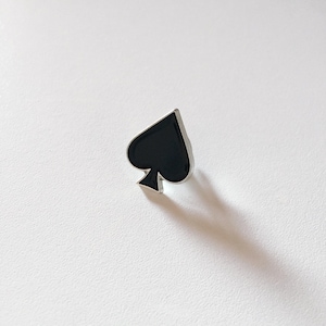 Épinglette émail symbole pique, épinglette cartes de poker, insigne pique, cadeau culture pop, cadeau amateur de poker