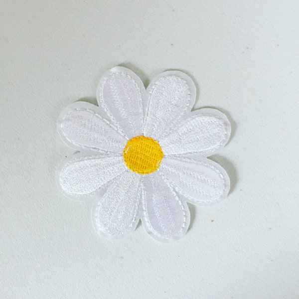 Bügelbild Gänseblümchen: Weiß mit gestickter Blumenapplikation
