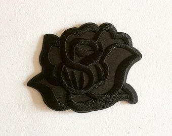 Parche termoadhesivo de Rosa Negra: aplique gótico bordado