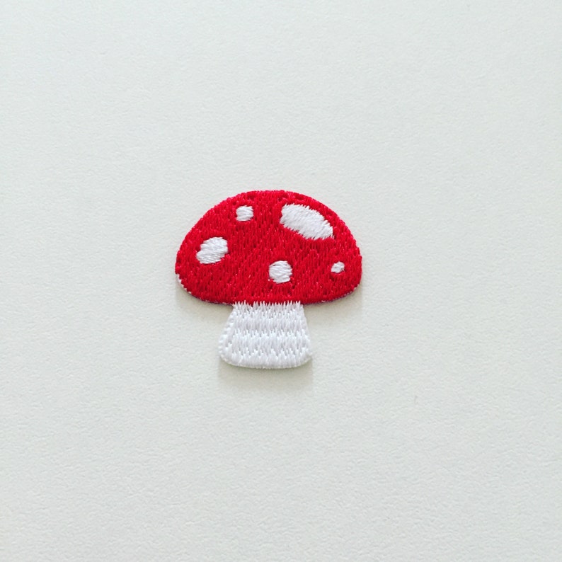 Écusson thermocollant minuscule champignon rouge, insigne champignon des bois, insigne champignon, broderie DIY, appliqué brodé, insigne de broderie, cadeau hippie image 1