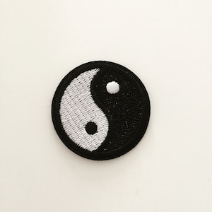 Op de afbeelding: Zwart-witte geborduurde yin yang symbool patch. De patch is rond en heeft een witte achtergrond met een zwart yin yang symbool in het midden.