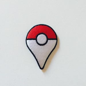 Könnte beinhalten: Ein Set aus drei Keramikbechern mit gesprenkelter, matter Oberfläche. Die Becher sind in den Farbtönen Creme, Hellgrau und Dunkelgrau gehalten. Jeder Becher hat ein schlichtes, minimalistisches Design, ideal für Kaffee oder Tee.