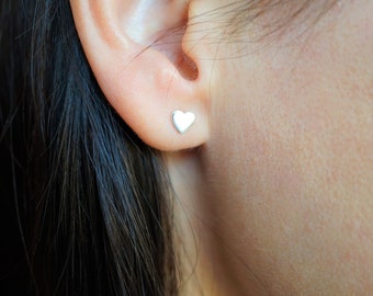 フラットハートスタッドイヤリング、スタッドイヤリング、ハートイヤリング、スターリングシルバースタッド