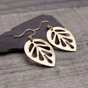 Pendientes colgantes de hoja de latón crudo * Pendientes colgantes bohemios * Pendientes de oro *