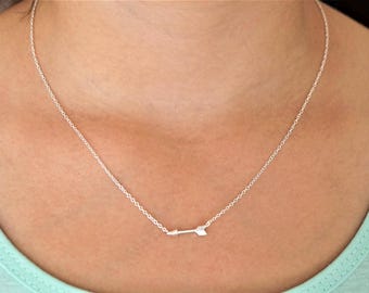 矢印のシルバーネックレス、黒い矢印のネックレス、細いチェーンの 