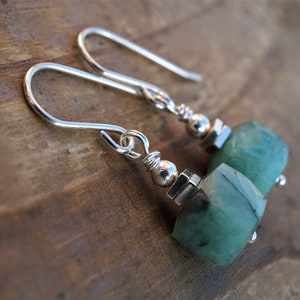Orecchini cubo di smeraldo con argento sterling* Pietra portafortuna di maggio* Orecchini verdi* Orecchini semplici