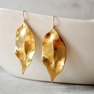 Pendientes colgantes de hoja de latón crudo * Pendientes colgantes bohemios * Pendientes de oro *