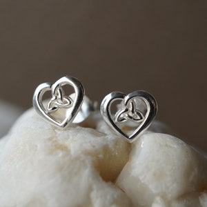Orecchini Celtic Trinity Knot Heart Stud Argento Sterling * Gioielli celtici, gioielli con nodo