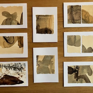 Handgemaakte, milieuvriendelijke kaartenset gemaakt met natuurlijke Land Marks-inkten. Afbeeldingen op katoenen lappen, op karton en enveloppen; allemaal gerecycled papier.