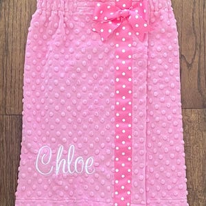 Toalla de baño personalizada Minky rosa chicle. Toalla de baño personalizada, toalla Minky, toalla con monograma, lazo desmontable, toalla de spa.