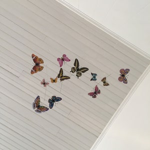 Móvil de mariposas coloridas: Arte decorativo colgante