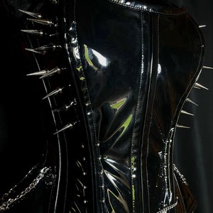 Gothic PVC Spikes & Pierced Lederkorsett, schwarze gotische Nieten unter der Brust aus Vinyl, eng anliegende Schnürung aus Kunstleder mit Stahlstäben, Cosplay-Fetischbekleidung