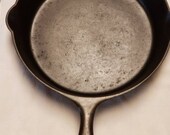 Vintage Early Victor unmarked Skillet in very nice condition. 8. 11 quot cooking area. Electrolysis-cleaned. Seasoned. Free shipping USA.
