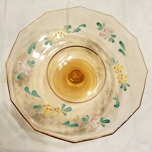 Beau plat à bonbons sur pied Carnival en verre rose. Fleurs peintes à la main. Très-Belle-Cond.   Grand cadeau. 4" de haut 9" de large. Livraison gratuite aux États-Unis