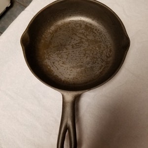 Vintage 1940s Unmarked B S&R #5 Skillet in Ex Cond. 5L on Base. Red Mtn Series.  Cleaned using electrolysis then seasoned. Free shipping USA