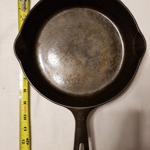 Vintage 1940s Griswold #6 Small Block 699 S Skillet in ex cond. Cleaned using electrolysis and then seasoned. 109 Dollars. Free Shipping USA