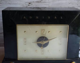 Vintage 1953 Admiral Telechron Clock/Radio Model 5J38. Green Bakelite Case. No Cracks or Chips. Missing Green Volume Knob and Alarm Set Knob